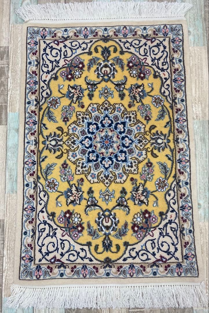 ★ペルシャ絨毯★人気の色柄手織りウール＆シルクナイン産ペルシャ絨毯