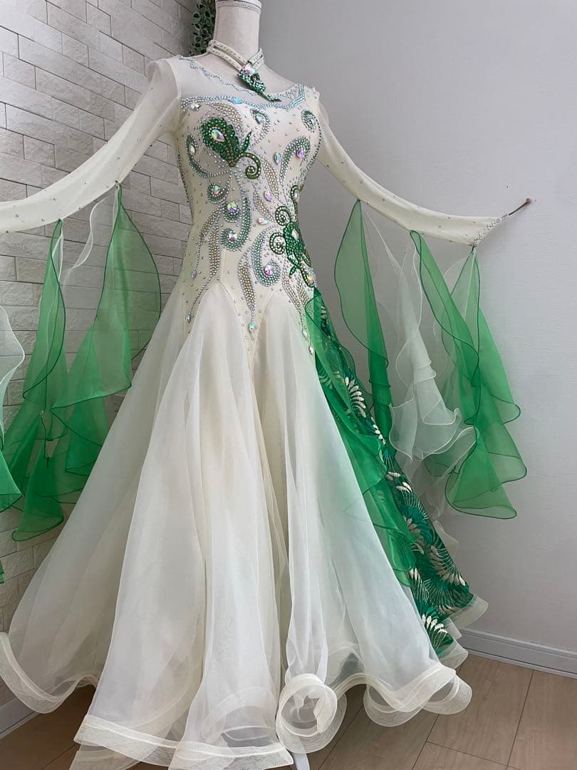 社交ダンス　スタンダードドレス ⭐️クリーム色&グリーン