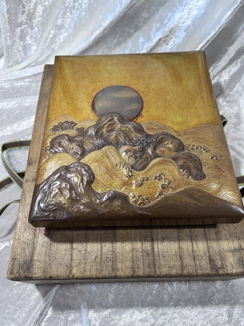 蒔絵　月に波紋硯箱　明治期　金蒔絵　高蒔絵　合せ箱 漆器 文箱 山と太陽の浮彫り