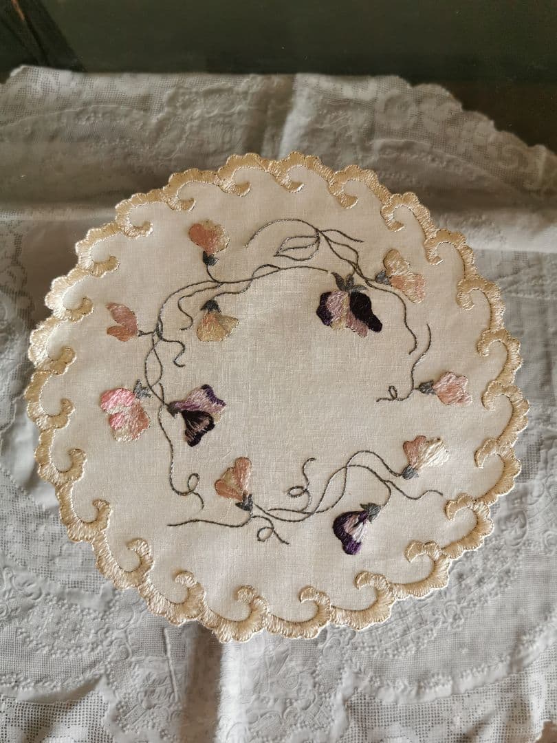 アンティーク ソサイエティシルク手刺繍 スィートピー 菫 スカラップドイリー