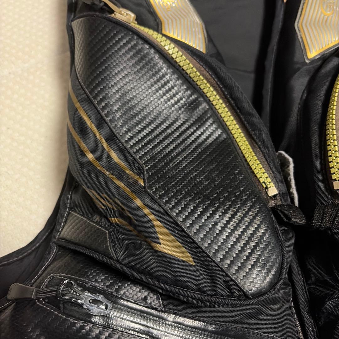 Gamakatsu ブラック/ゴールド ライフジャケット