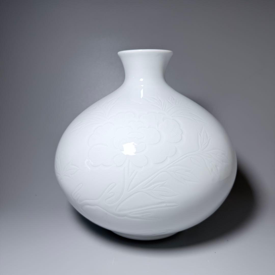 人間国宝　井上萬二　白磁牡丹彫文花瓶　大作　胴径約26cm　特注箱　110万円