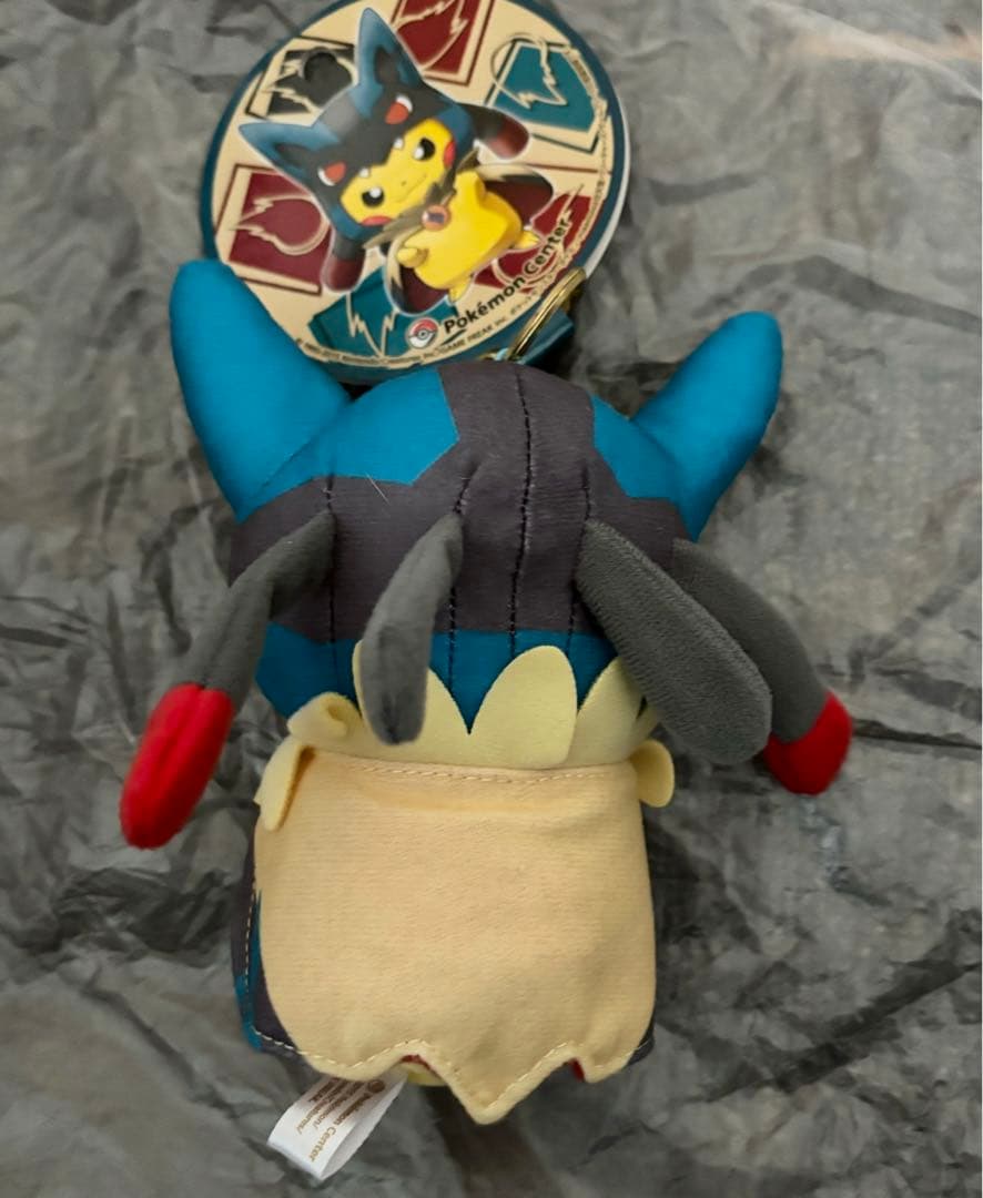 ポケセン限定　メガルカリオのポンチョを着たピカチュウ　ぬいぐるみマスコット　タグ