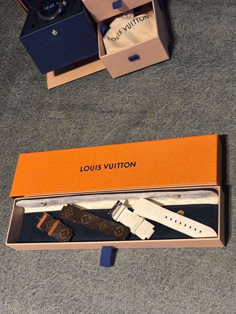 LOUIS VUITTON デジタル腕時計 本体とストラップ