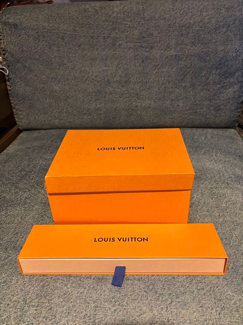 LOUIS VUITTON デジタル腕時計 本体とストラップ