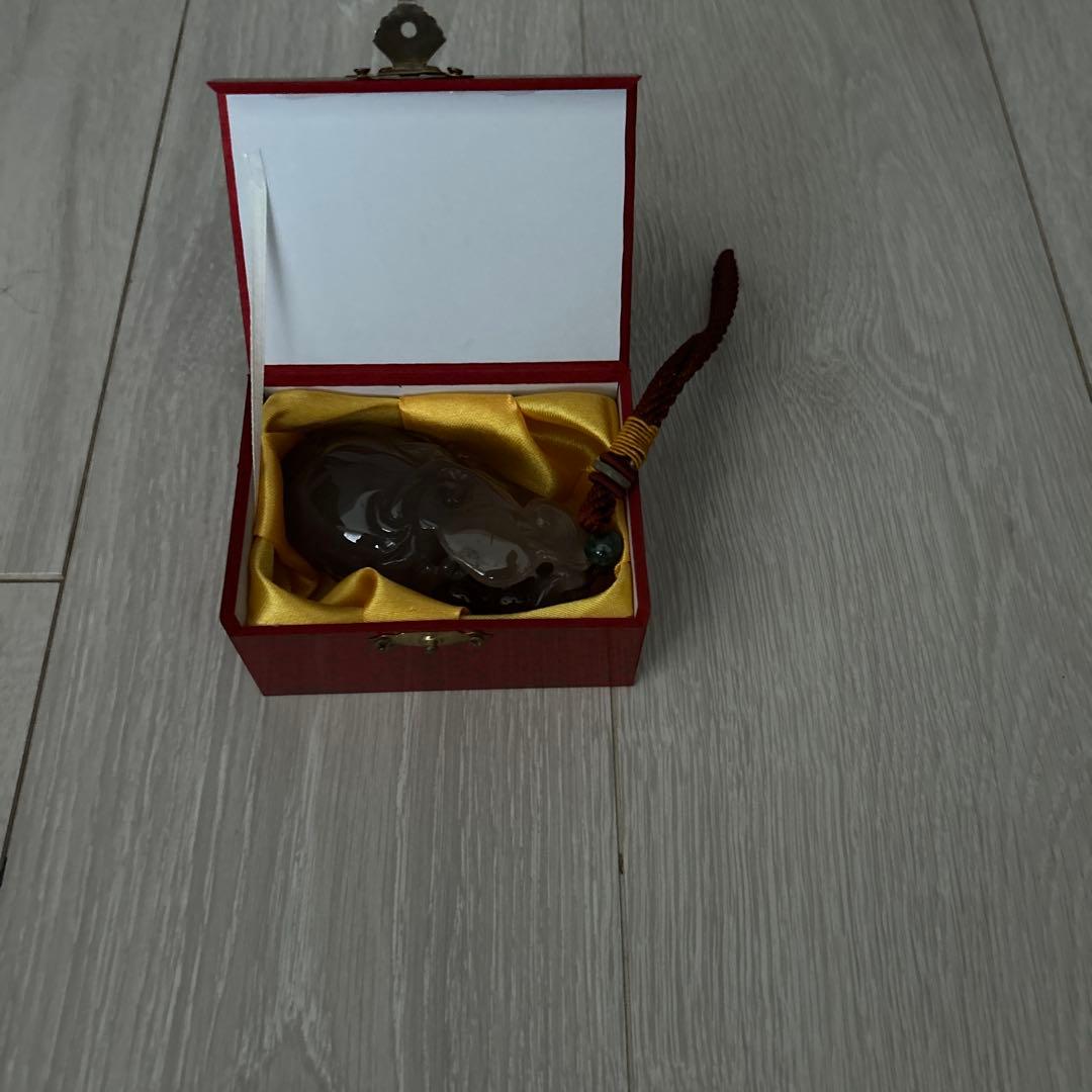 翡翠 獅子彫刻 専用ケース付き