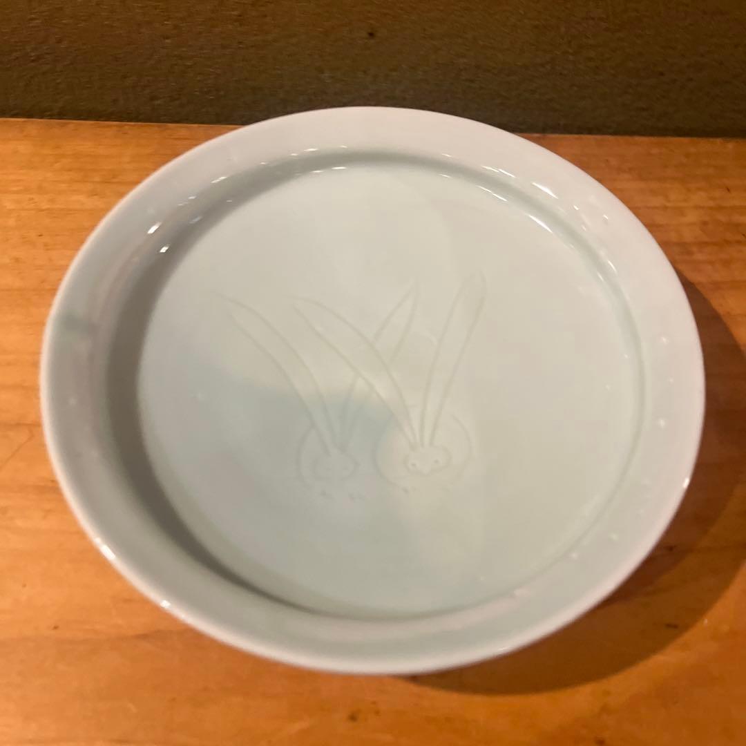 加藤静允　　白磁縁彫5寸皿　ふたりうさぎ　5客