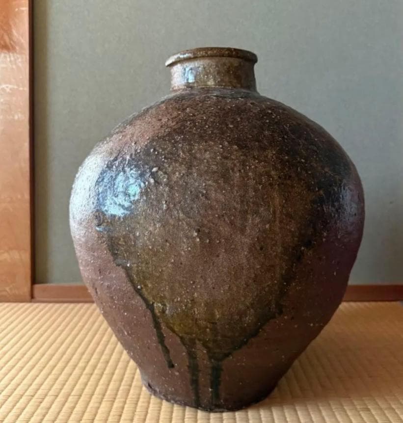 茶色の大きめの壺 自然な釉薬の流れ