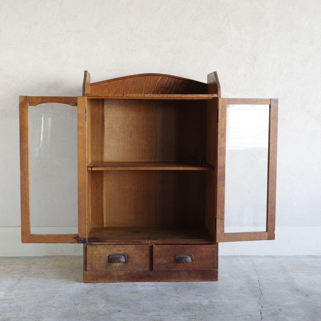 ガラス扉の本箱