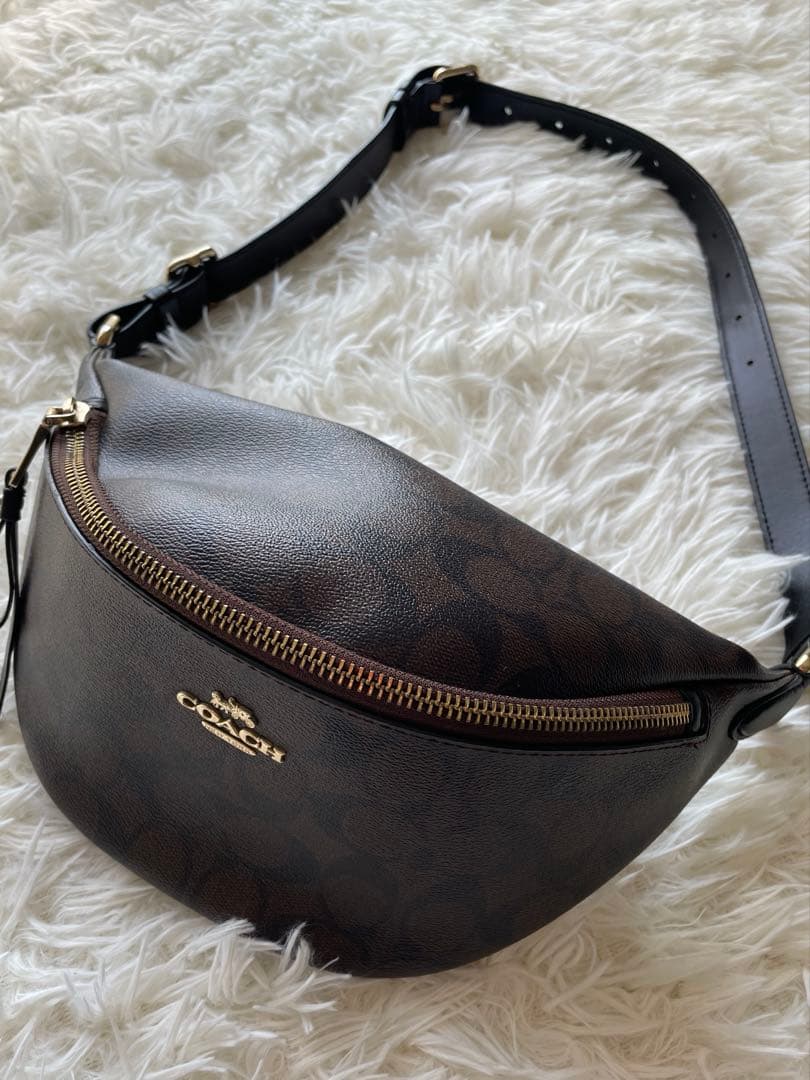 美品✨coach ボディーバッグ　ショルダーウエスト　チャーム付