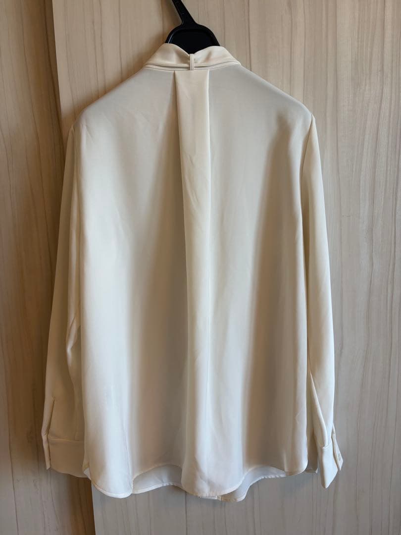 新品　theory luxeセオリーリュクス　アイボリー ボウタイブラウス36
