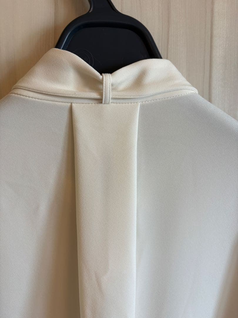 新品　theory luxeセオリーリュクス　アイボリー ボウタイブラウス36