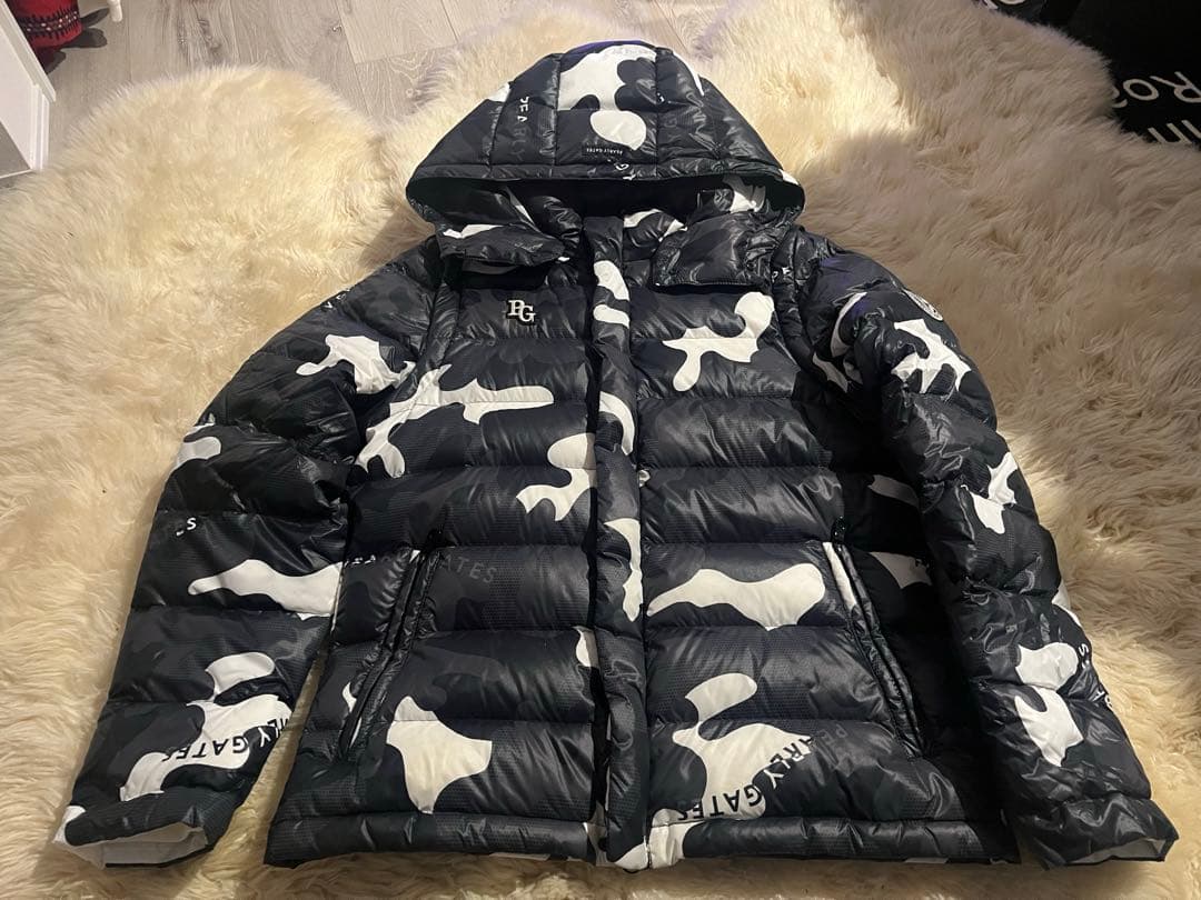 パーリーゲイツ　ダウンジャケットブラック・ホワイト迷彩柄　サイズ4