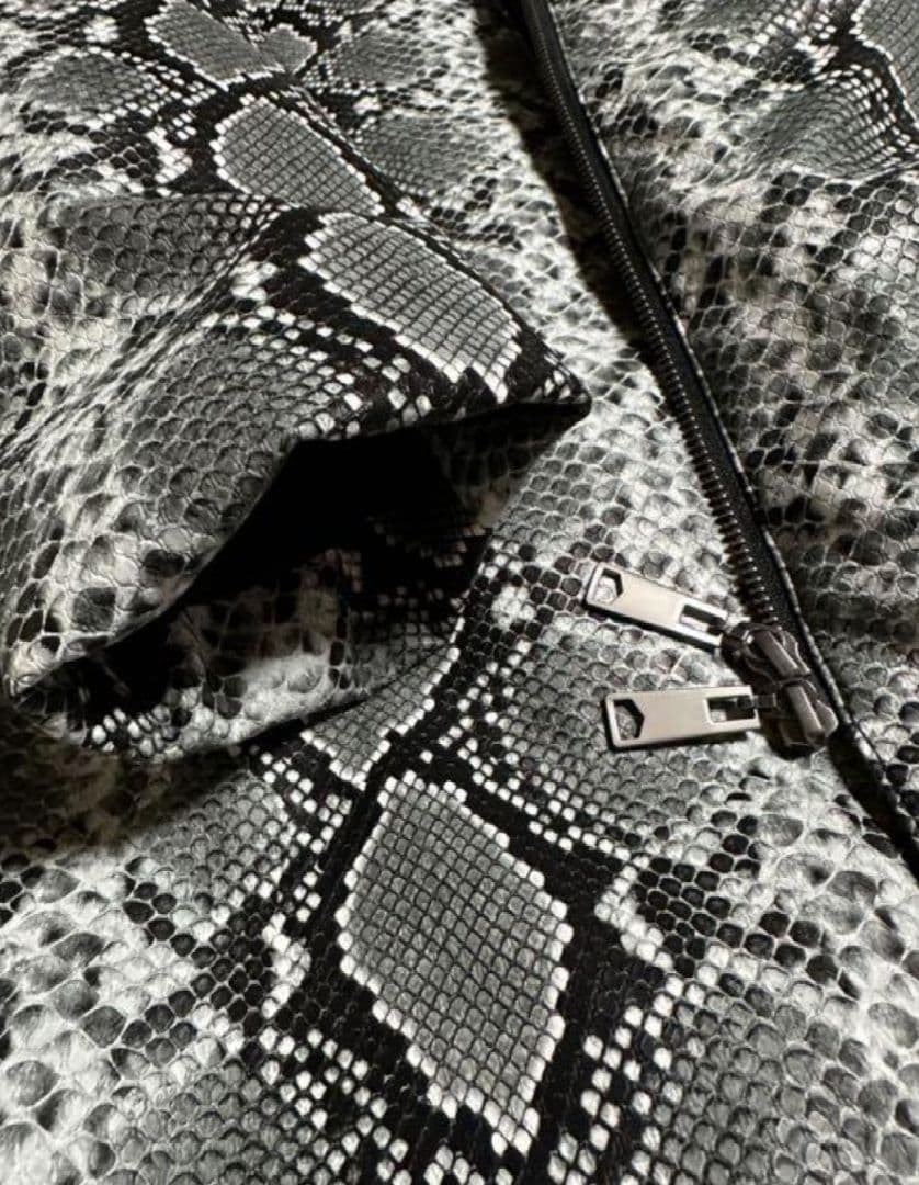 美品♡GARNIER ガルニエ パイソン柄 スネーク ダウンジャケット