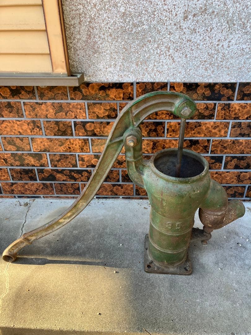 昭和レトロ　古い手押し井戸ポンプ　井戸ポンプ　ジャンクガーデン　ディスプレイ