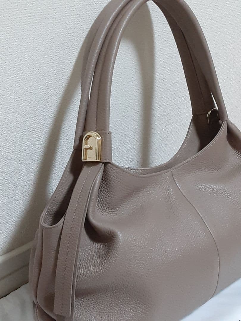 まーみんです。FURLA プラネータ　ミディアム　トープ