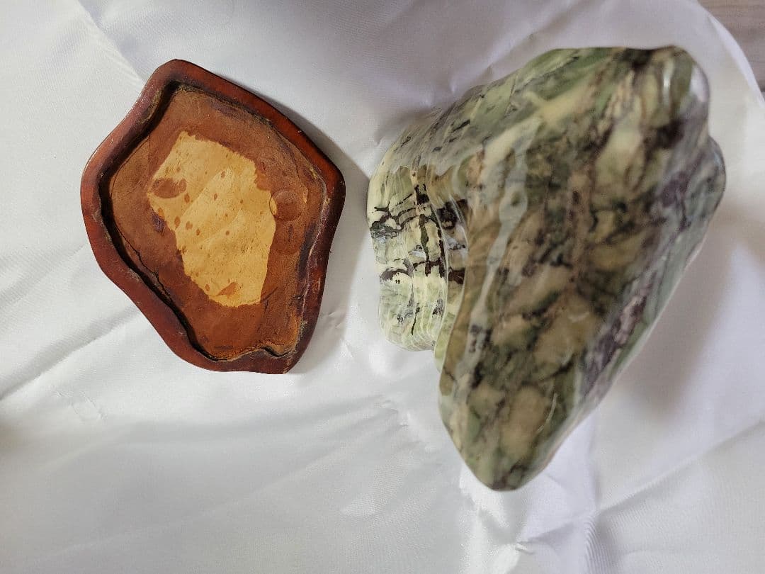 天然石　緑と黒の模様 木製台座付き