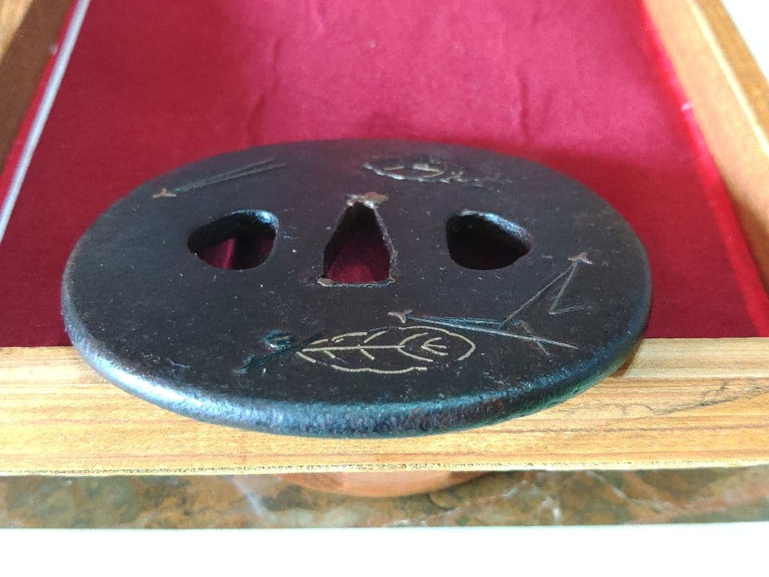 日本刀の鍔　松葉・柏・雁・景石図　大鍔、刀装具、鐔、つば、かわいい、責金入、象嵌