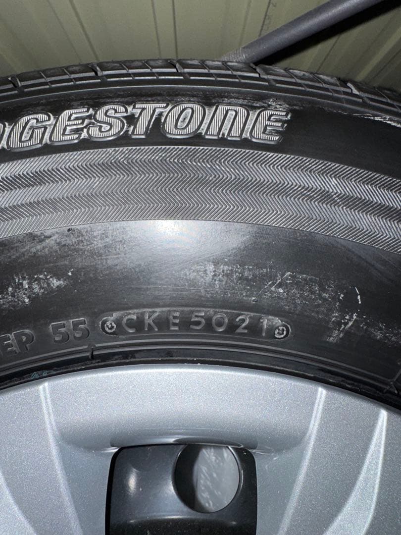 ハイエース　純正タイヤホイールセット