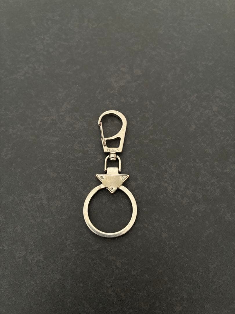 PRADA/エナメルメタルキーリング