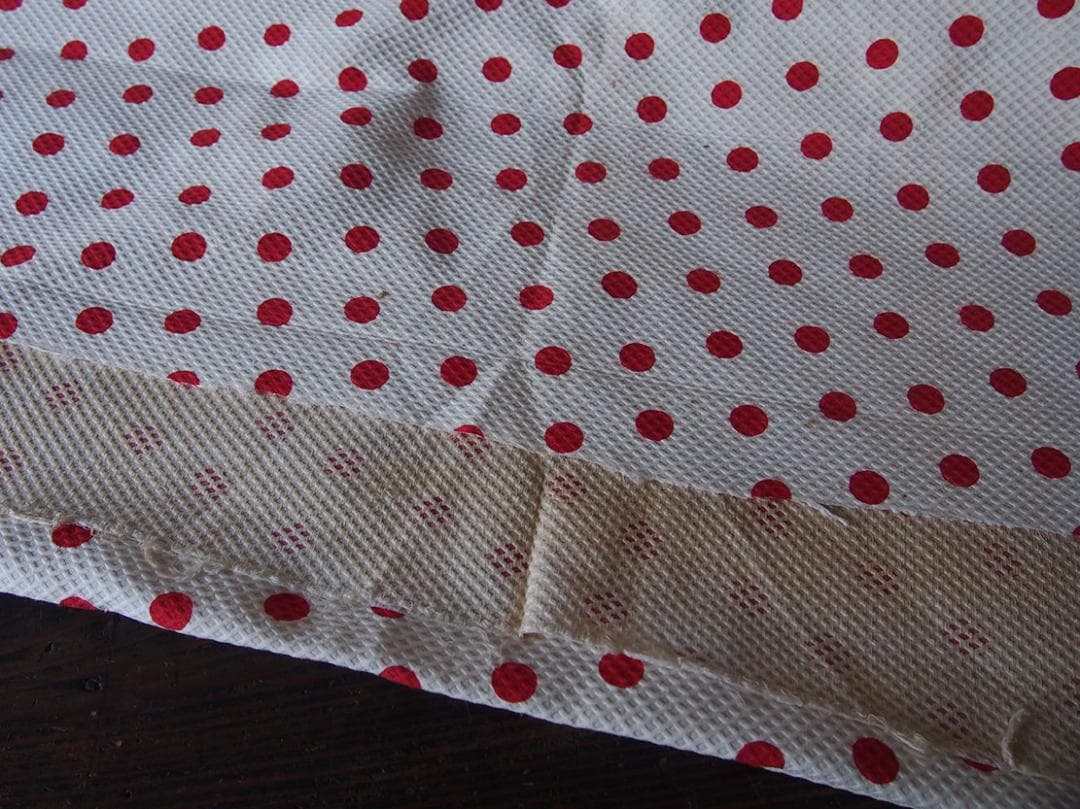 赤い水玉模様のコットンピケベビー服用 ファブリック 幅77c×464c/K405