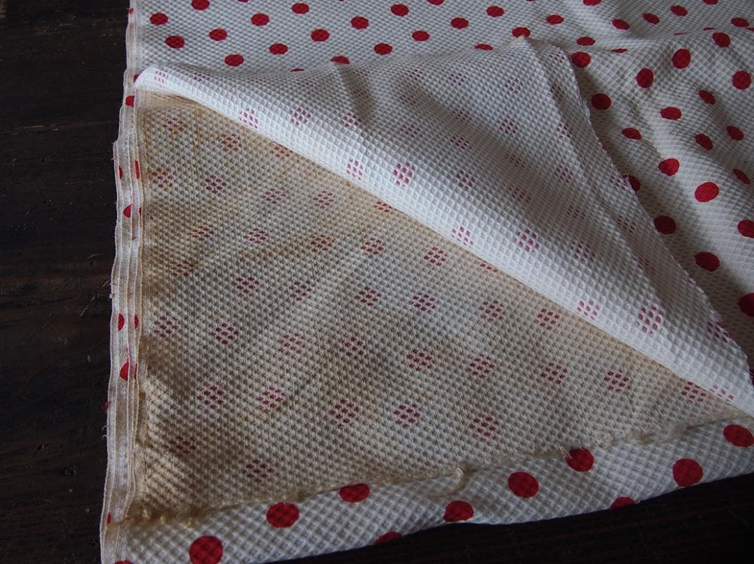 赤い水玉模様のコットンピケベビー服用 ファブリック 幅77c×464c/K405