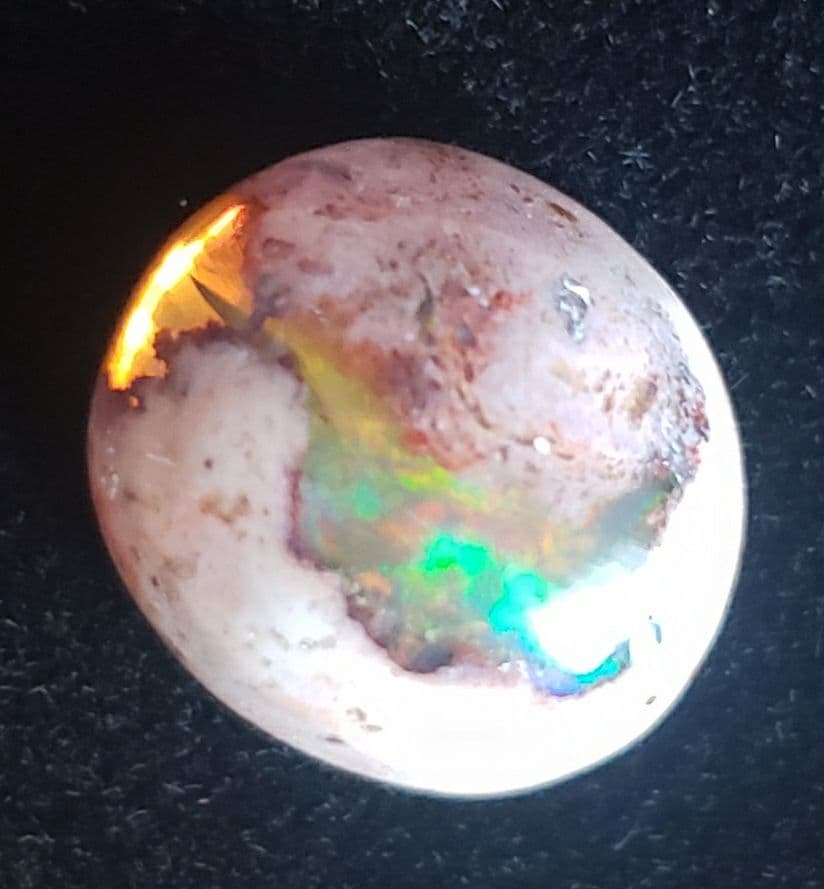 裏まで遊色効果のあるカンテラオパール