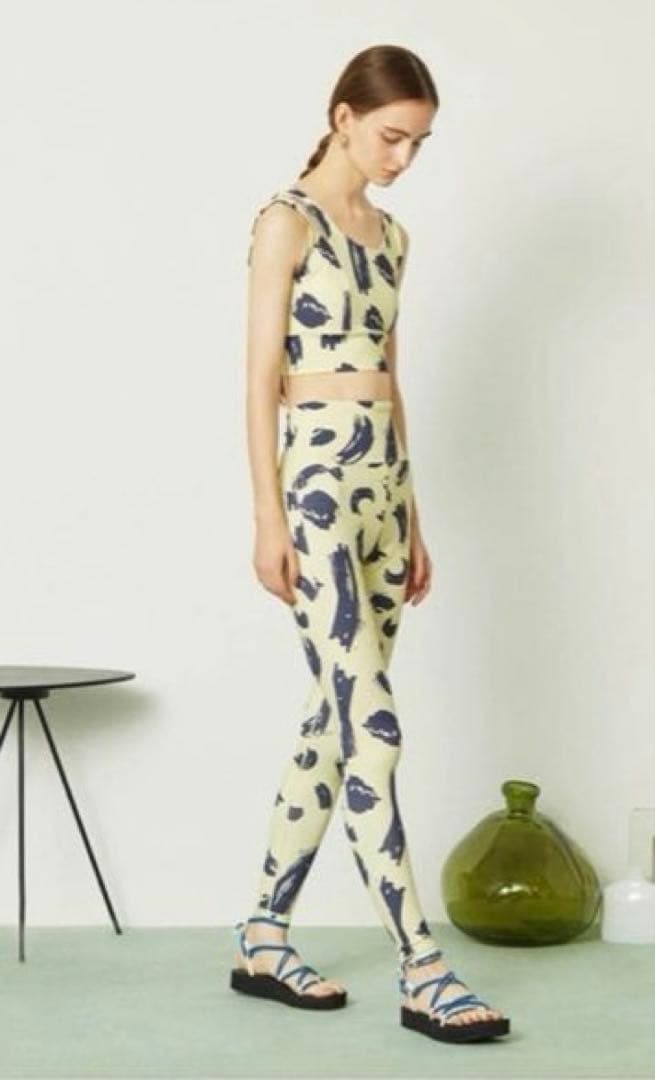 【emmi yoga】emmiオリジナルアート柄レギンス　ブラトップセットアップ