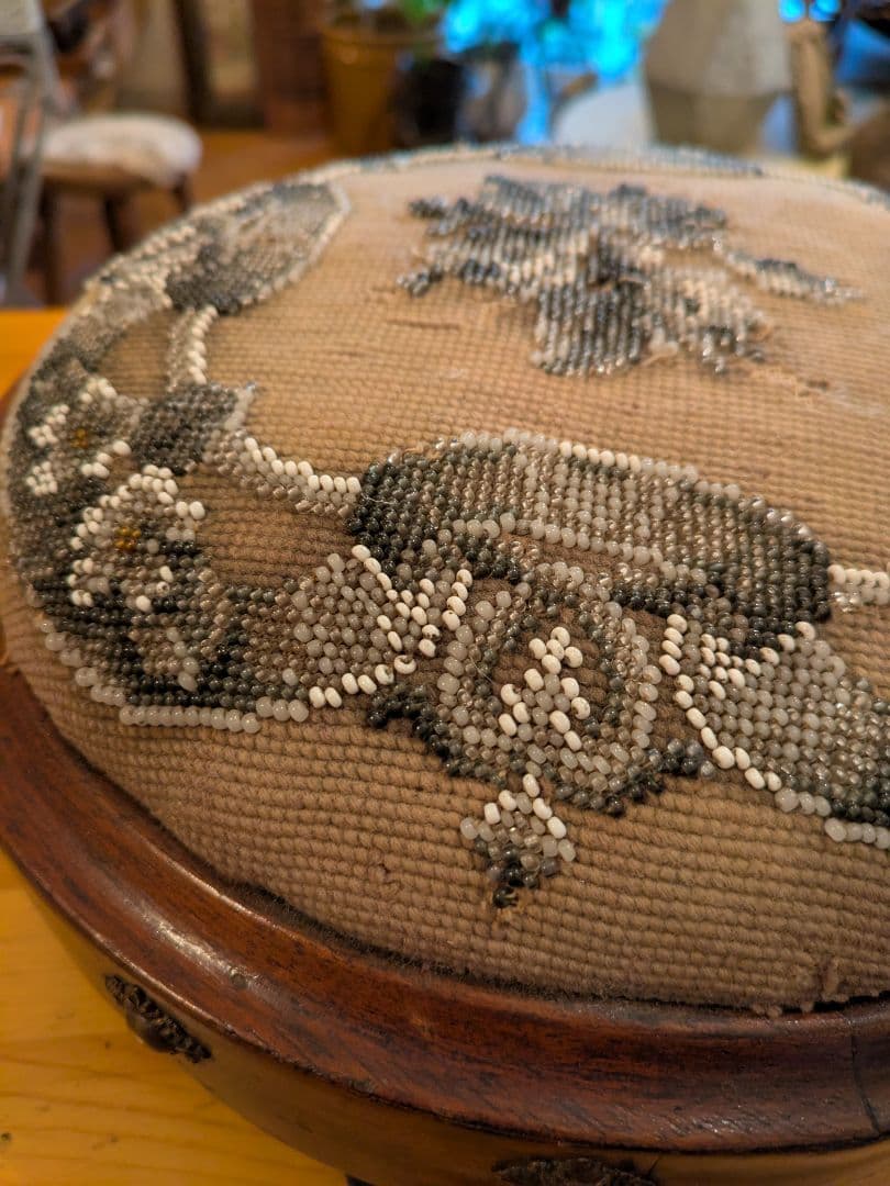 ビーズ刺繍フットレスト