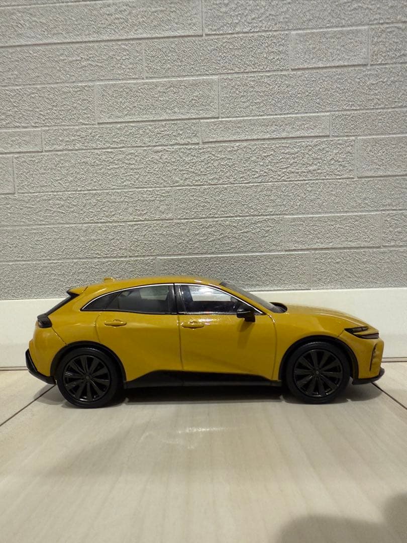 クラウンスポーツ　ミニカー　マスタード