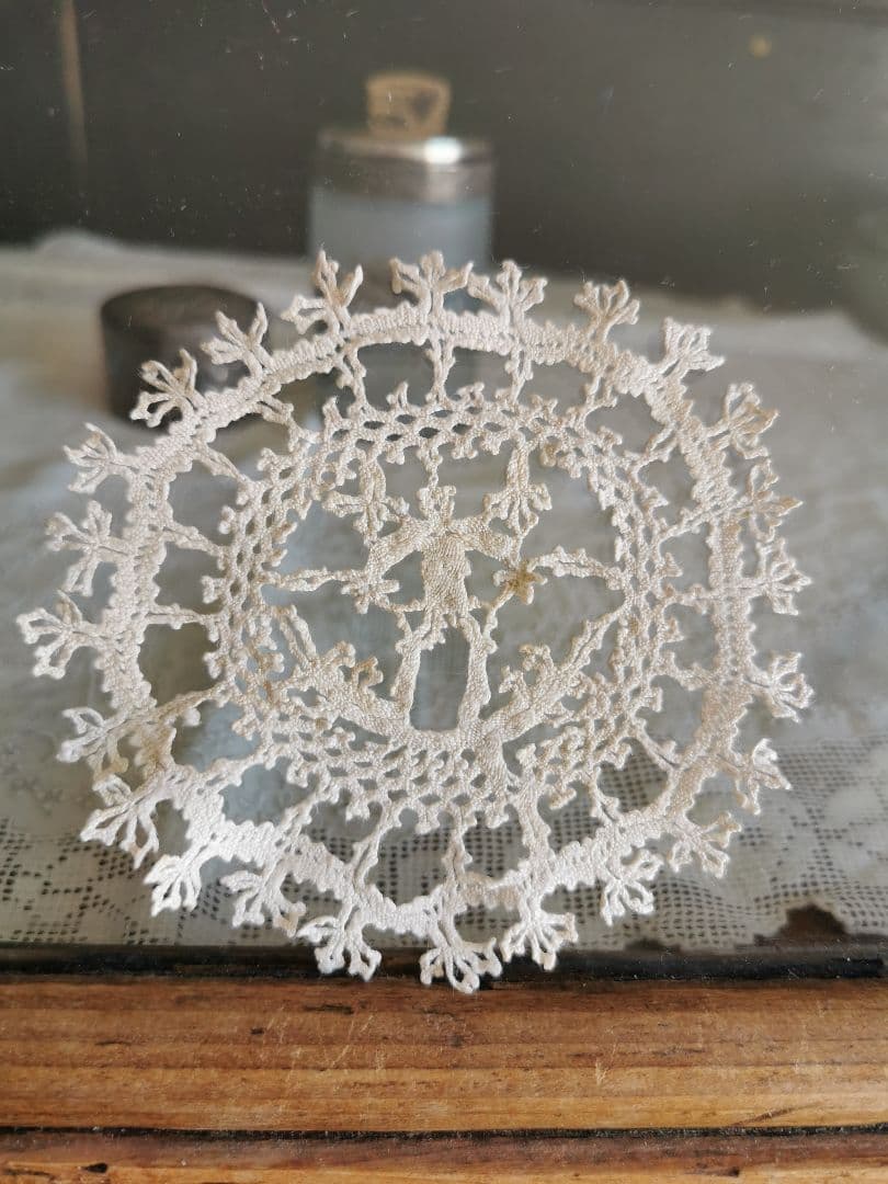 アンティーク ベルギー購入 可愛い人物像の小さなリネンドイリー フリルコースター