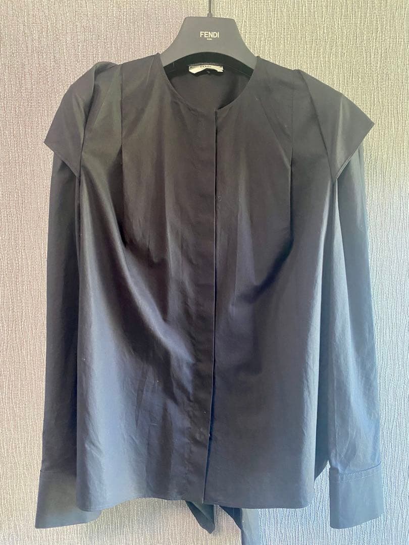 値下げ価格美品FENDIタイ付き長袖シャツ ブラックハンガー付き イタリア製