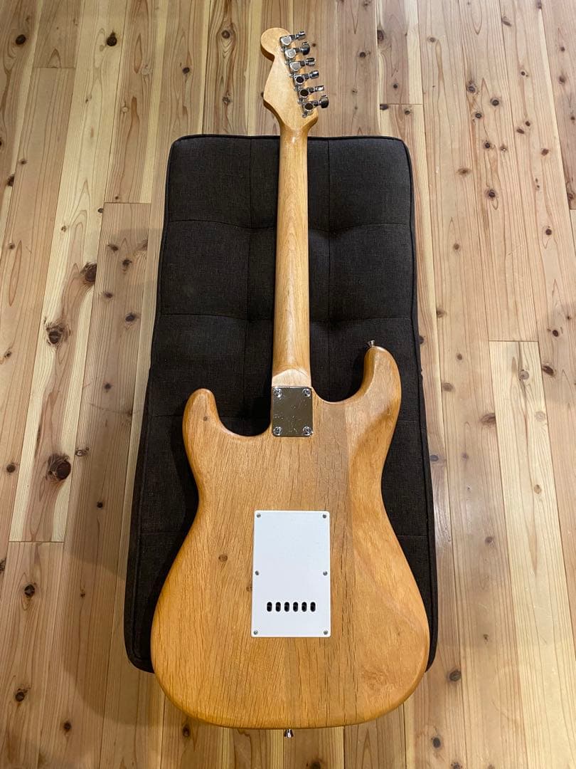 ストラトキャスター ナチュラルフィニッシュ