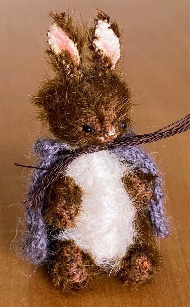 moriのえほん様　りんごを持った紫マントの茶色うさぎ　ミニチュアぬいぐるみ