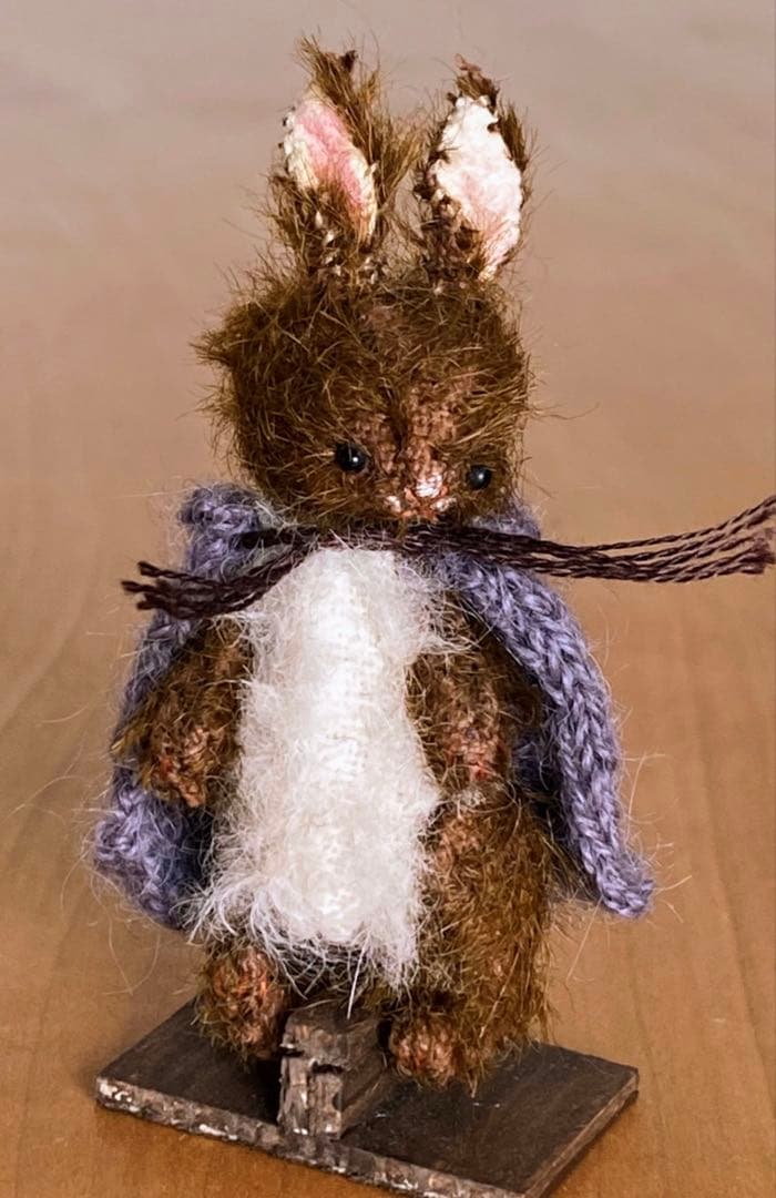 moriのえほん様　りんごを持った紫マントの茶色うさぎ　ミニチュアぬいぐるみ