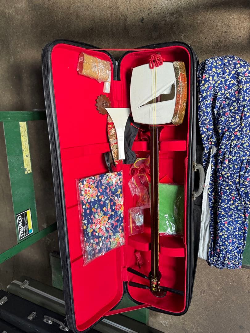 2-津軽三味線?　高級糸巻き 紅木？ハードケース&付属