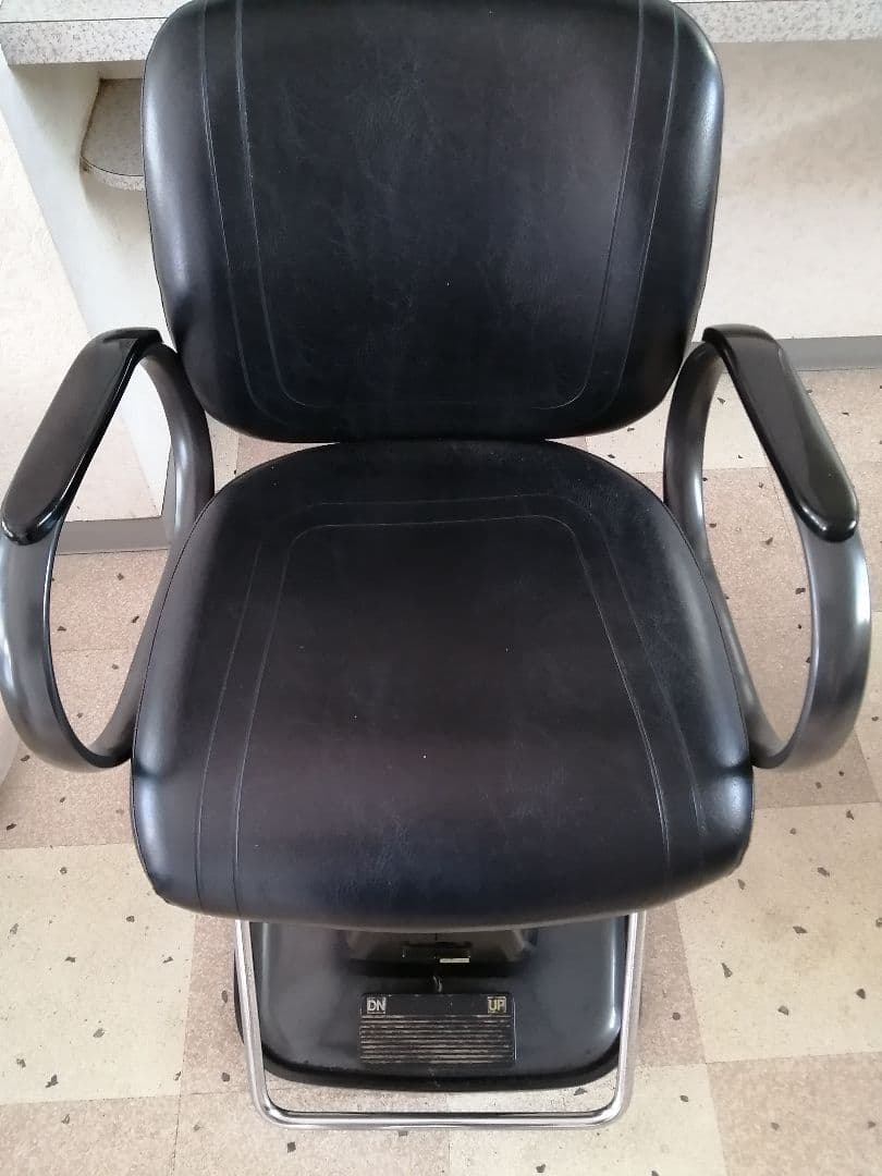 タカラベルモント合成皮革の電動美容院用カット椅子①