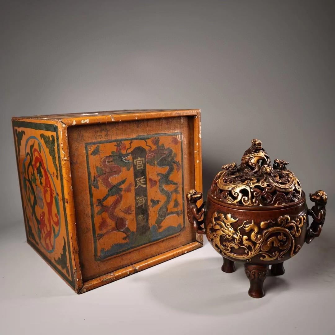 中国古美術・旧藏純銅製の高浮彫り彫刻と鎏金・紫銅製香炉・仏具・案頭・置物・文房具