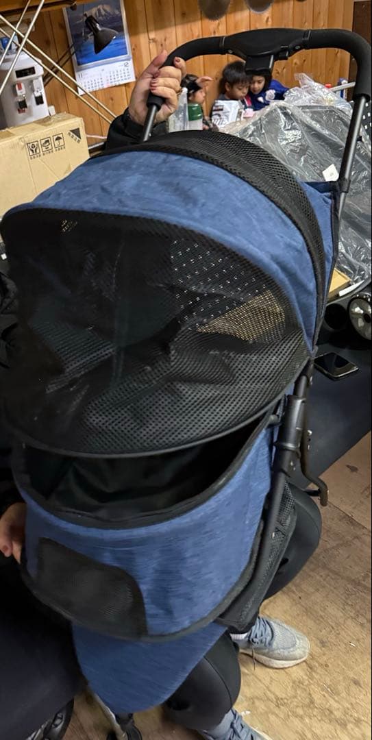 ブルーのメッシュカバー付きペットカート