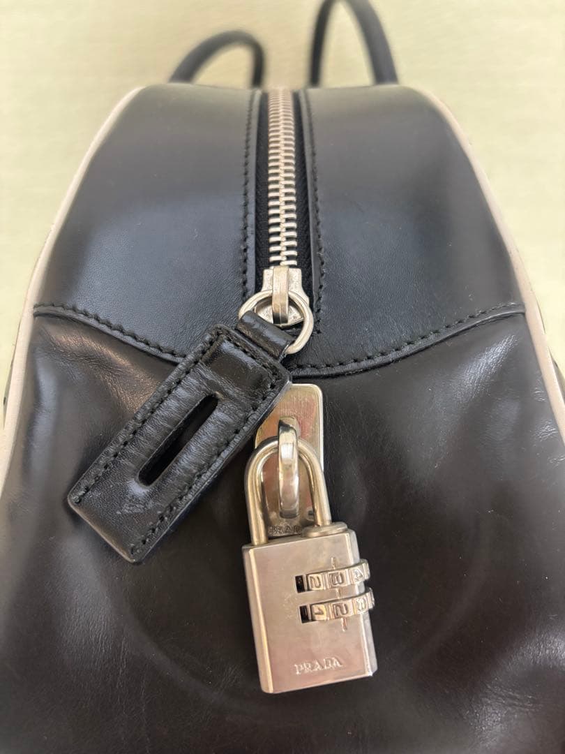 ☆専用☆PRADAプラダボーリングバッグレザーハンドバッグパンチング加工黒