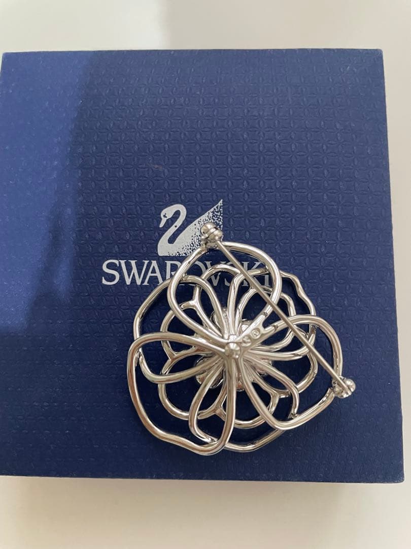 美品❗️スワロフスキーお花のブローチ