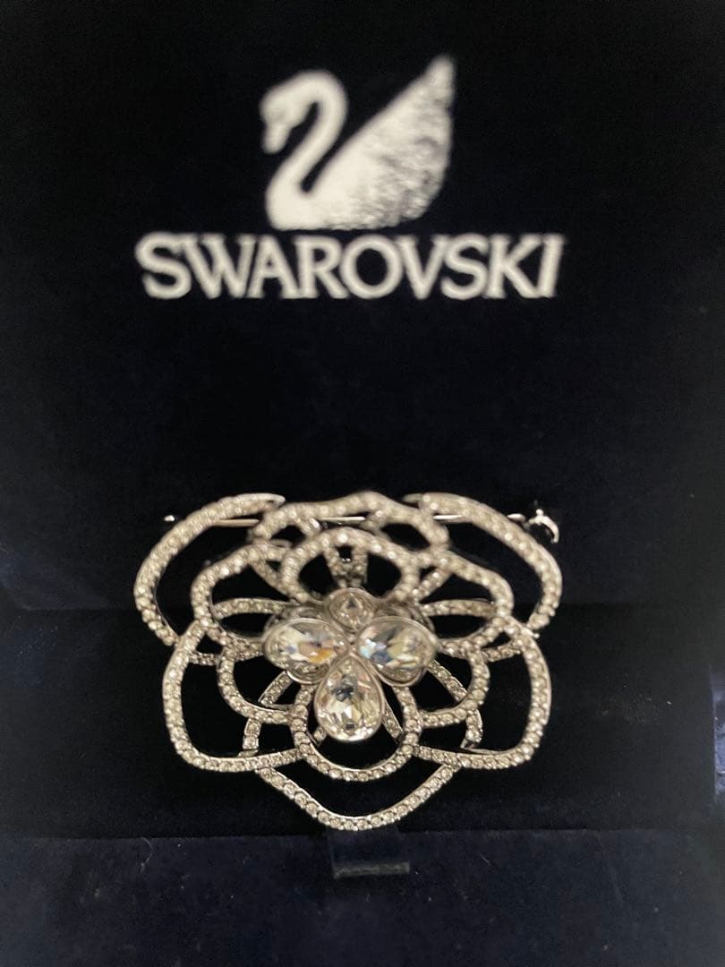 美品❗️スワロフスキーお花のブローチ
