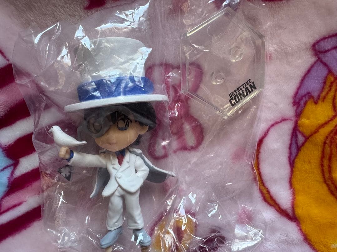 名探偵コナン まじっく快斗 キラキラスクエア缶バッジ＆フィギュア