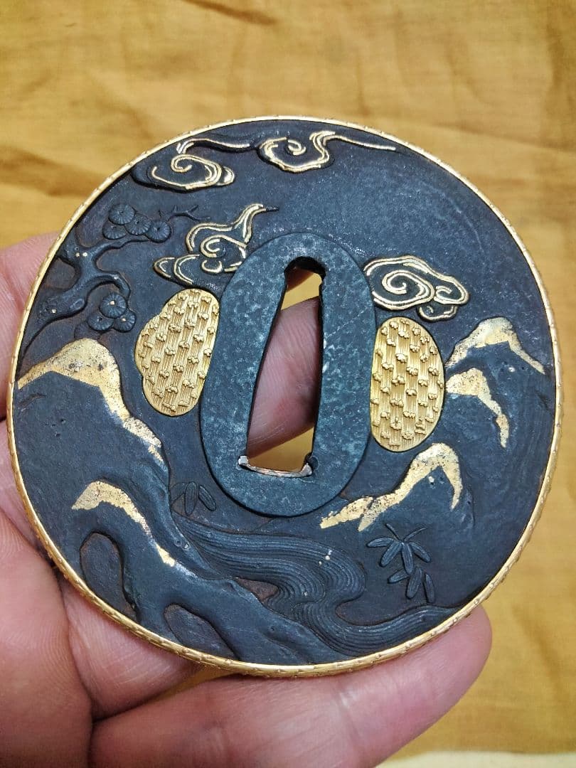 鉄鍔　鐔　(無銘宗典　橋袂賢人図)　江戸時代　金覆輪　金埋金　箱付き