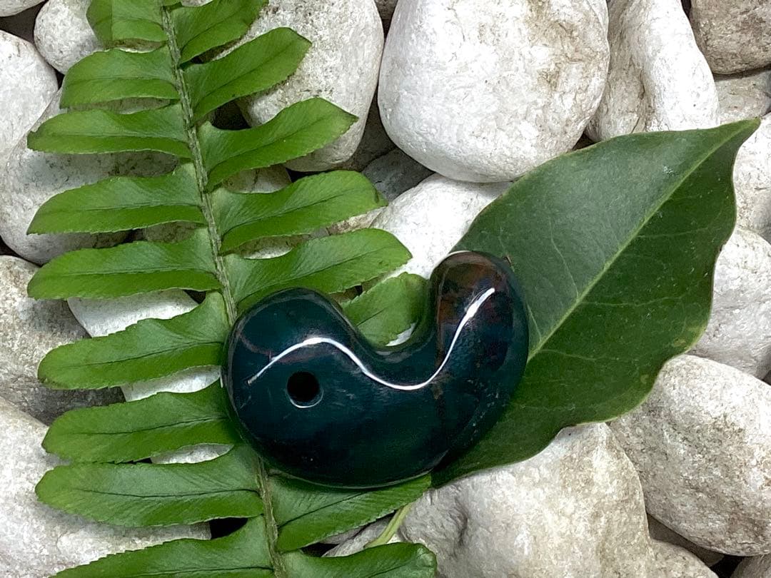神宿る【 出雲石(青緑色の碧玉) 】島根県花仙山瑪瑙　青瑪瑙　出雲型勾玉　鑑別
