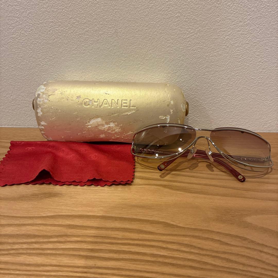 CHANEL レッドフレーム サングラス