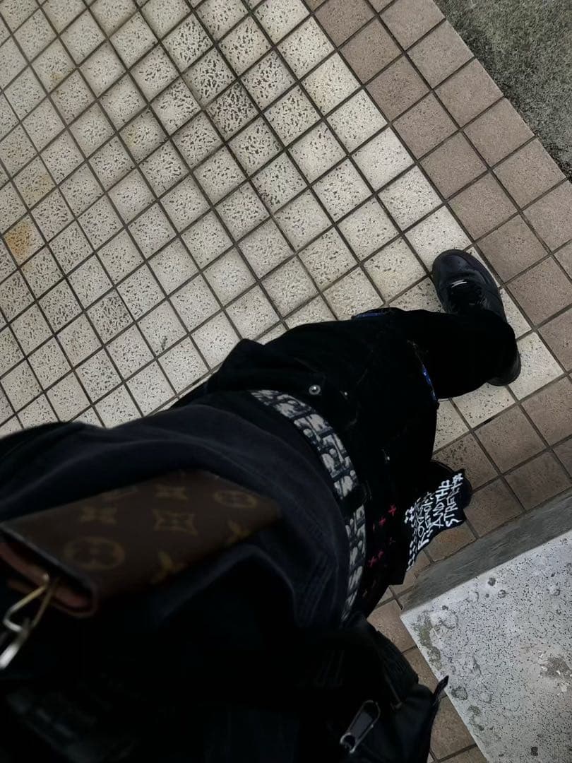 KSUBI ブラック スリムフィット デニムパンツ