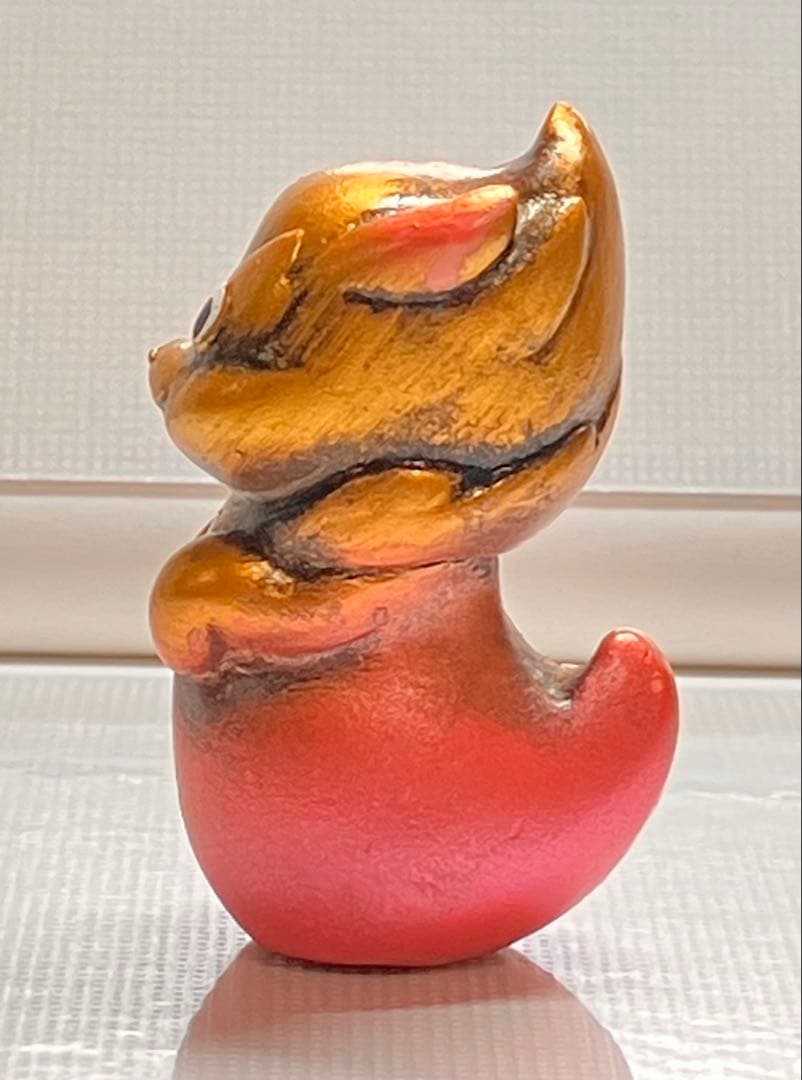 【珍品】怪獣フィギュア 金色とピンク