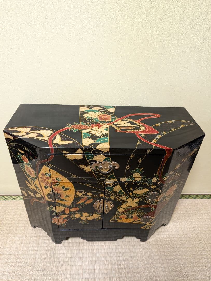 送料込み　黒漆塗りの花鳥風月タンス　キャビネット