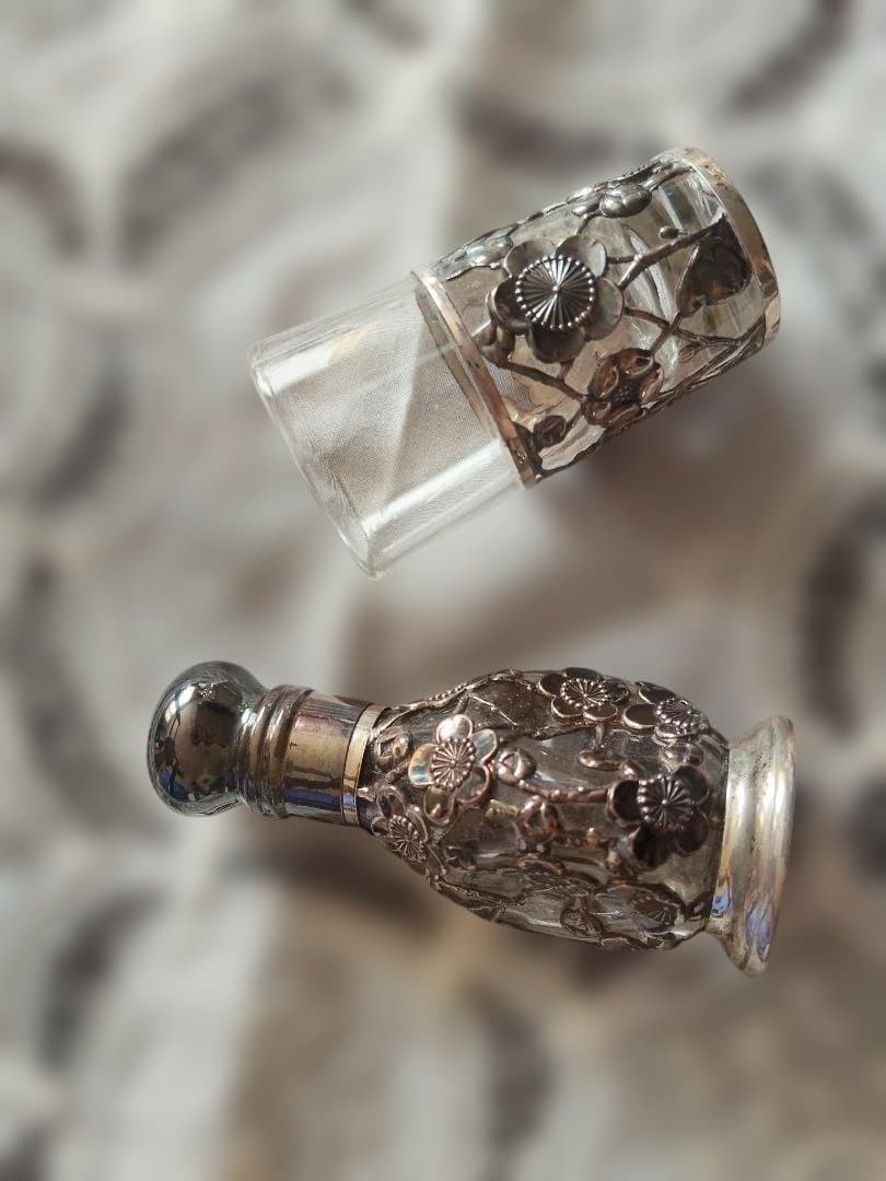 日本製、梅花模様のガラスと金属製装飾品、オ−ルドシルバー-ボトル、塩入れとグラス